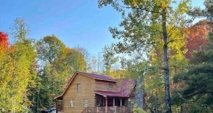 Spacious Family Cabin, Hot Tub & Pet Friendly!