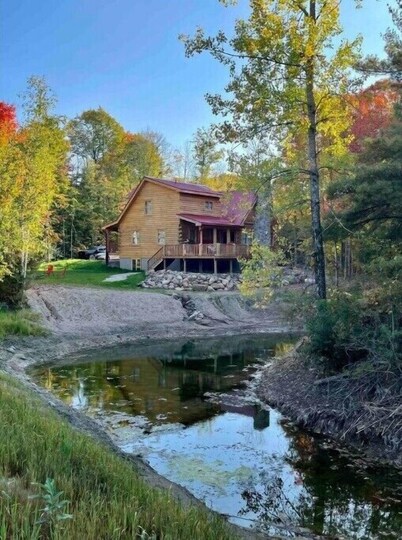 Spacious Family Cabin, Hot Tub & Pet Friendly!