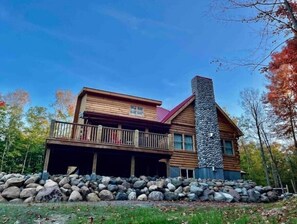 Exterior - Spacious Family Cabin, Hot Tub & Pet Friendly! (Cobourg)