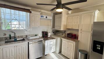 Kjøleskap, mikrobølgeovn, ovn og kokeplater