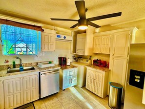 ثلاجة، ميكروويف، فرن، موقد طهي مسطح