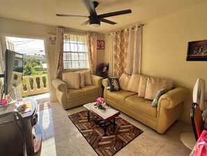 Smart TV, stereo - Comfortable, homely condo in paradise Located on the South coast Barbados (Oistins)