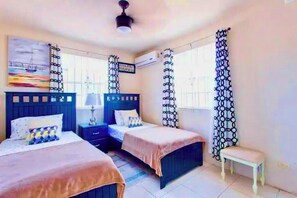 2 chambres, coffres-forts dans les chambres, bureau