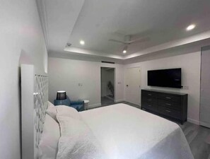 2 habitaciones, escritorio, tabla de planchar con plancha y wifi gratis 