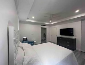 2 habitaciones, escritorio, tabla de planchar con plancha y wifi gratis
