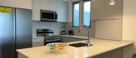 Refrigerador, microondas, horno y parrilla de estufa