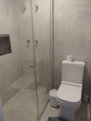 Hair dryer, towels, soap, toilet paper - studio charmoso e confortavel na oscar freire, próximo ao metro e paulista (Pinheiros São Paulo)