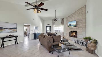 Smart TV, chimenea y libros