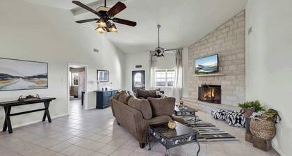 Casa Blanca: Hot-Tub & Firepit w/Hill Country View