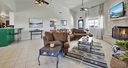 Casa Blanca: Hot-Tub & Firepit w/Hill Country View