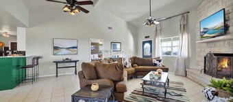 Casa Blanca: Hot-Tub & Firepit w/Hill Country View