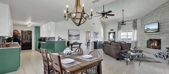 Casa Blanca: Hot-Tub & Firepit w/Hill Country View