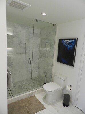 Hair dryer, towels, soap, shampoo - Ft Lauderdale luxury beach condo-Tiffany 1BR+Den

 (Fort Lauderdale)