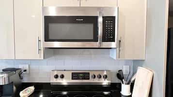 Geladeira, micro-ondas, fogão, cooktop