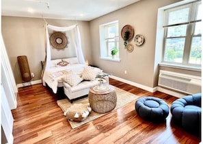 1 habitación, tabla de planchar con plancha y cuna de viaje