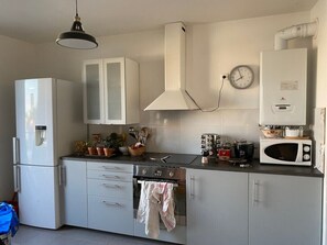 Køleskab, mikrobølgeovn, ovn, kogeplade