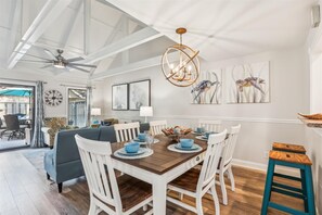 Dining - 666 Queens Grant - Pet Friendly | Walk to Beach (Hilton Head Island)