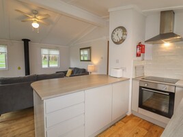 Electric kettle, toaster, cookware/dishes/utensils