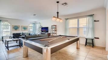 Una Smart TV, videojuegos, un futbolín, una mesa de tenis de mesa