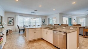 Fridge, microwave, oven, stovetop - 427 Wonderful 6 Bed near Disney (Davenport)