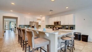 Fridge, microwave, oven, stovetop - 427 Wonderful 6 Bed near Disney (Davenport)