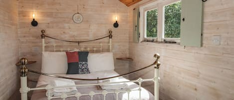 1 kamar tidur dan didekorasi berbeda-beda