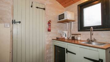 Cottage | Private kitchen | Fridge, electric kettle, toaster, cookware/dishes/utensils