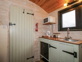 Cottage | Private kitchen | Fridge, electric kettle, toaster, cookware/dishes/utensils