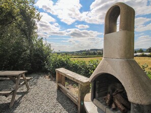 Outdoor dining - Aston - Shepherd Hut (Craven Arms)