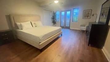 4 bedrooms, iron/ironing board, WiFi, bed sheets