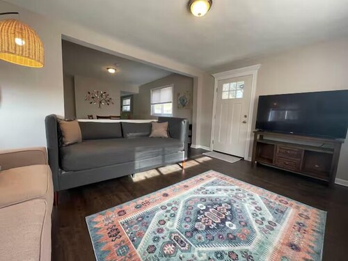 Cozy 3-bedroom house • Quiet street • Free parking