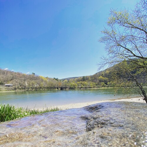 Come stay in the beautiful endless mountains on the bank of the River.