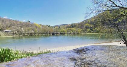 Come stay in the beautiful endless mountains on the bank of the River.