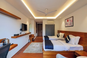 Super Deluxe Twin Bed Room with Balcony | In-room safe, desk, blackout drapes, soundproofing