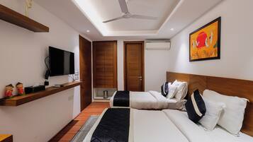 Deluxe Twin Room | In-room safe, desk, blackout curtains, soundproofing