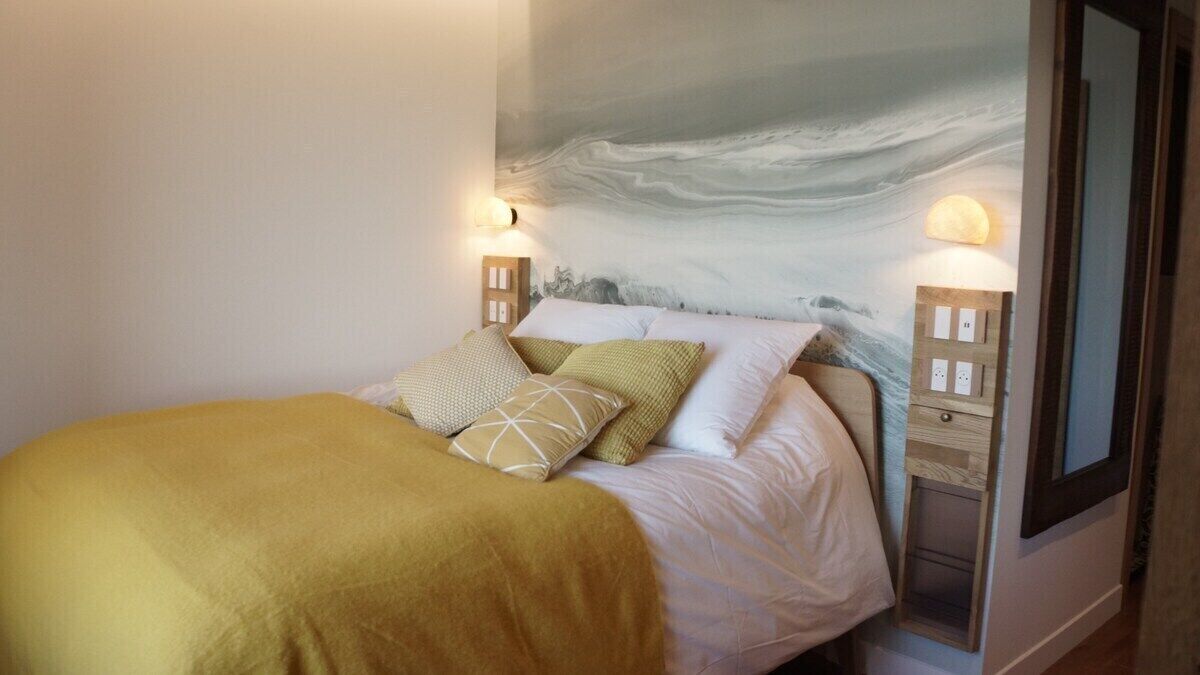2 bedrooms, travel cot, free WiFi, bed sheets