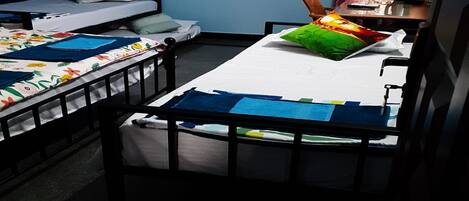1 chambre, coffre-fort, fer et planche Ă  repasser