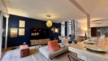 Una Smart TV, una chimenea, libros