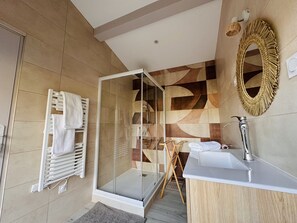 Douche, sèche-cheveux, serviettes fournies, papier toilette