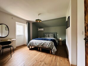 5 soverom, skrivebord, strykejern/-brett og wi-fi (inkludert)