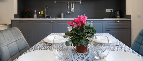 Een microgolfoven, een kookplaat, een vaatwasser, een kinderstoel