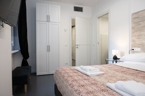 2 habitaciones, escritorio, tabla de planchar con plancha y wifi 