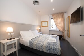 2 bedrooms, desk, iron/ironing board, WiFi
