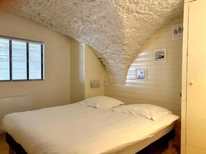 2 عدّة غرف نوم وواي فاي وملاءات أسرّة