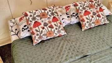 1 bedroom, bed sheets