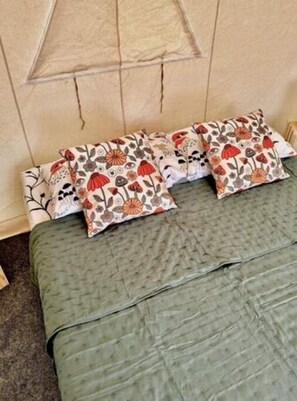 1 bedroom, bed sheets