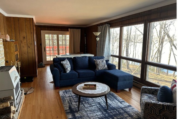 TV connectée, lecteur de DVD, livres, médiathèque