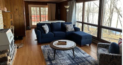 Private LakeFront ranch on Lake Wallenpaupack, PA. Secluded. Sunset view!