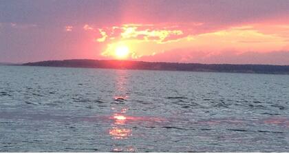 Private LakeFront ranch on Lake Wallenpaupack, PA. Secluded. Sunset view!