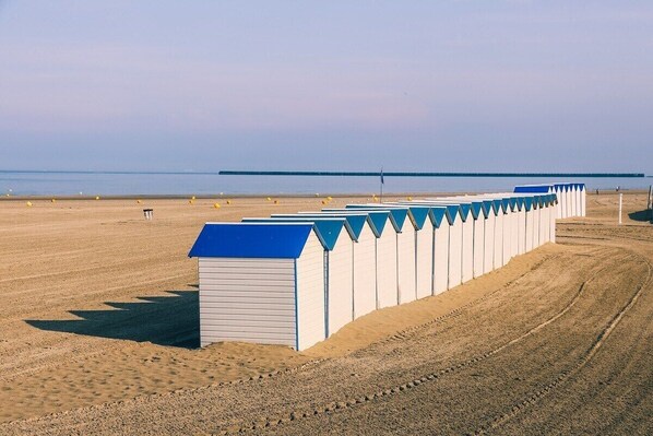 On the beach, sun-loungers, beach towels - La Baraque de l'Empereur (Boulogne-sur-Mer)